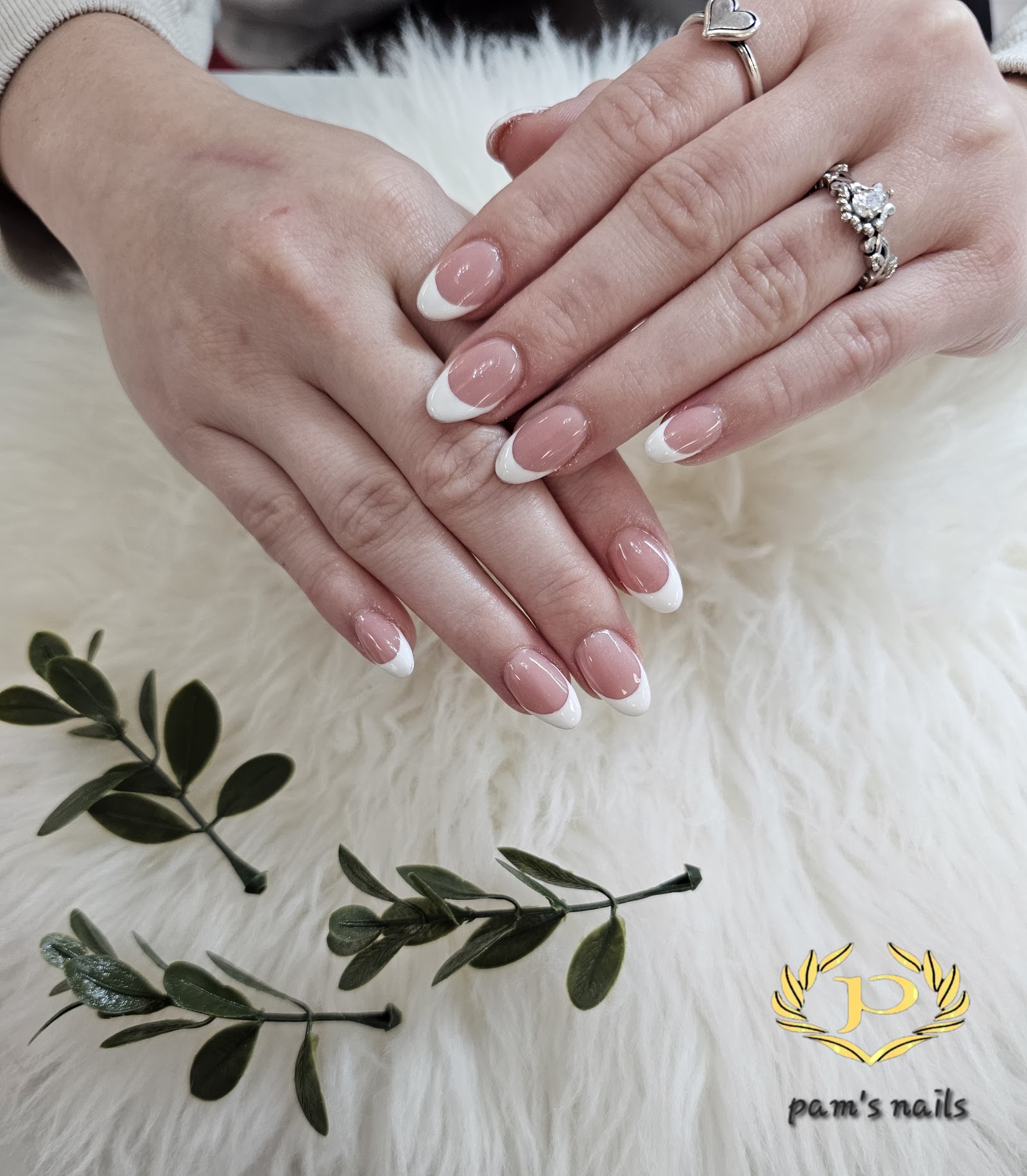 Pam's Nails logo
